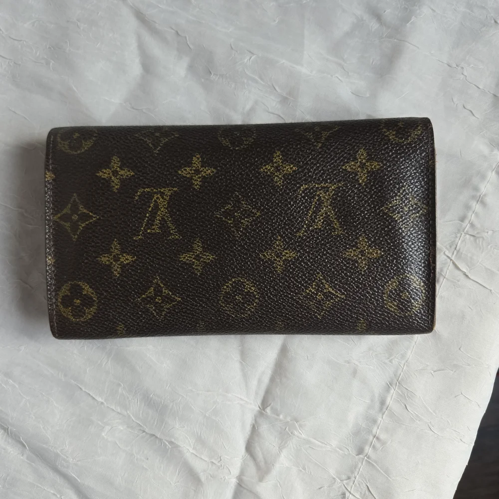 Louis Vuitton Monogram Sarah Wallet - Picture 2 of 13